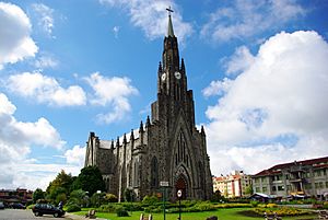 Archivo:Catedral Nossa Senhora de Lourdes