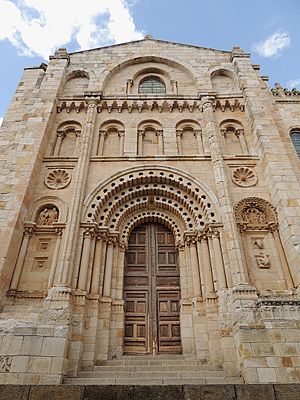 Archivo:Catedral de Zamora (Portada del Obispo 1)
