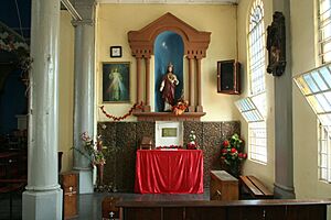 Archivo:Church interior St. Anthony Catholic church in Freetown (5584920390)