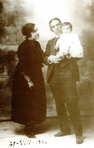 Archivo:Consuelo Martínez Ruiz y Manuel Ciges Aparicio con su hijo Manuel al brazo