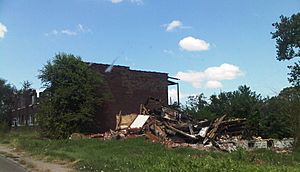 Archivo:East St. Louis, IL - damaged apartment building