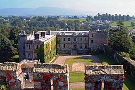 Archivo:East range of Appleby Castle as seen from the keep, 2002