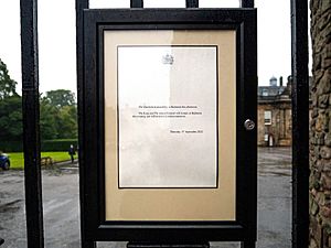 Archivo:Elizabeth II Death Notice at Holyrood Palace