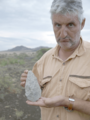 Enrique Baquedano con un bifaz en Olduvai