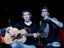 Archivo:Eric Avery and Perry Farrell of Jane's Addiction, Chula Vista 2009