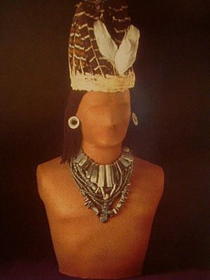 Archivo:Figura de monarca indígena. Museo del Jade. Costa Rica