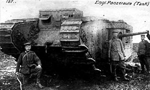 Archivo:German photo with English Tank