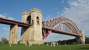 Archivo:Hell Gate Bridge cricket