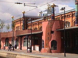 Archivo:Hundertwasserbahnhof uelzen1