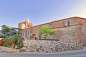 Archivo:Iglesia de Santa María en Trasierra desde la plaza