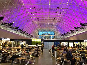 Archivo:Keflavík Airport interior 2018