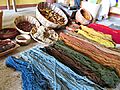 Lana hilada y teñida con frutos secos e insectos.