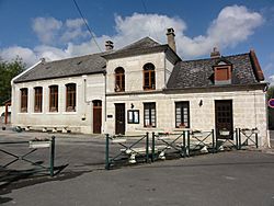 Laniscourt (Aisne) école et mairie.JPG