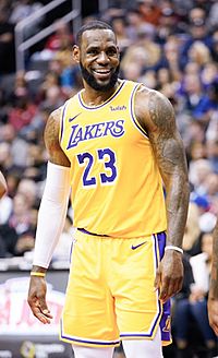 Archivo:LeBron James Lakers