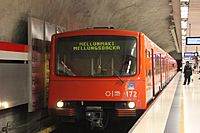 Archivo:M100-train arriving to Kamppi metro station in Helsinki
