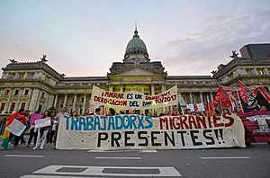 Archivo:Marcha contra la xenofobia laboral en Argentina
