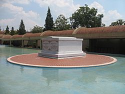 Archivo:Martin Luther King Jr Coretta Scott King Tomb