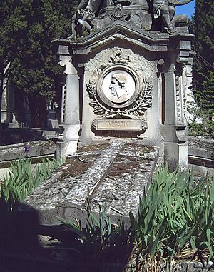 Archivo:Mausoleo de Goya, Meléndez, Donoso y Moratín (Madrid) 07b
