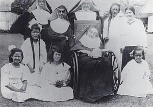 Archivo:Mother Marianne Cope with sisters and patients, 1918