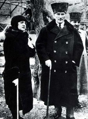 Archivo:Mustafa Kemal Atatürk and Latife Uşşaki (1923)