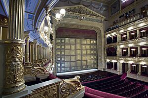 Archivo:Narodni Divadlo, National Theater, Prague - 8799