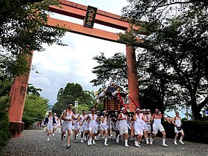 Archivo:Omikoshi leaving Yasaka shrine 2