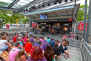 Archivo:Outdoor Hot Glass Show-Corning Museum of Glass