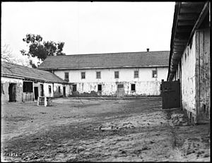 Archivo:Patio of the Rancho Los Cerritos ranch house, ca.1890-1910 (CHS-1873)
