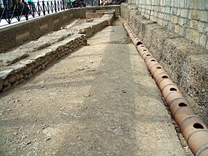 Archivo:Peisistratos aqueduct Syntagma Athens