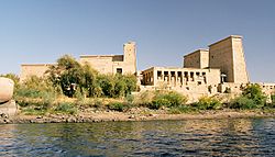 Archivo:Philae, seen from the water, Aswan, Egypt, Oct 2004