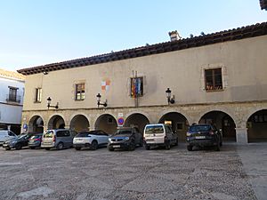 Archivo:Plaza Mayor, Mosqueruela (Teruel)
