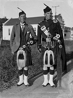 Archivo:Portrait of two bagpipers in kilts (AM 81506-1)