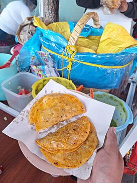 Puesto de tacos de canasta "atrás de correos" 02.jpg