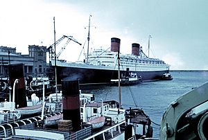 Archivo:Queen Elizabeth in Cherbourg 1966