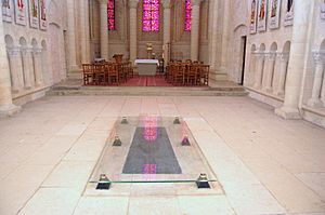 Archivo:Queen Matilda's grave in the Women's Abbey at Caen