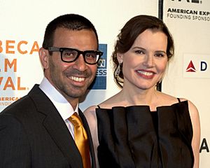 Archivo:Reza Jarrahy and Geena Davis at the 2009 Tribeca Film Festival