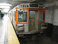 Archivo:SEPTA Broad Street Subway car at Race-Vine
