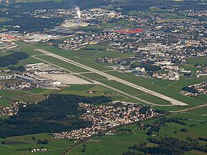 Archivo:Salzburg Airport from the air