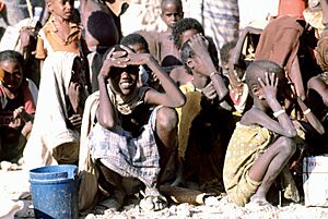 Archivo:Somali children waiting