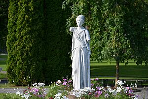 Archivo:Statue of the goddess Hebe, by Johan Niclas Bystrom, Gripsholm Castle, Sweden