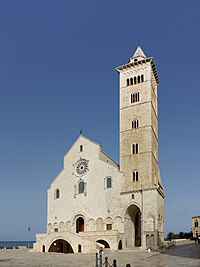 Archivo:Trani Cathedral BW 2016-10-14 15-44-23