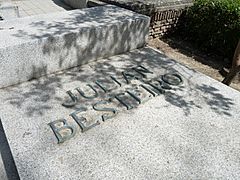 Tumba de Julián Besterio, cementerio civil de Madrid, detalle
