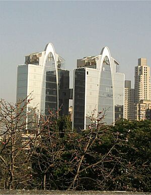 Archivo:Twin towers at Mulund, Mumbai