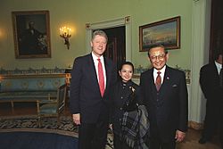 Archivo:U.S. President Bill Clinton with Philippine President Fidel V. Ramos and Philippine Senator Gloria Macapagal-Arroyo