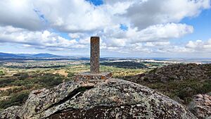 Archivo:Vértice geodésico, Ermita de Valbón (Valencia de Alcántara) (2)