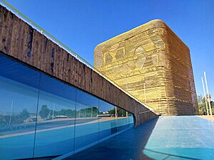 Archivo:Villanueva de la Serena - Palacio de Congresos, el Cubo y Auditorio 1