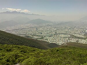 Archivo:Vista desde el antiguo teleferico en el Cerro de la silla