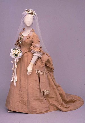 Archivo:Wedding dress (3766597742)