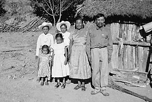 Archivo:1945 familia achiutleca