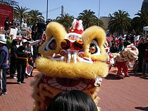 Archivo:2008 Olympic Torch Relay in SF - Lion dance 15